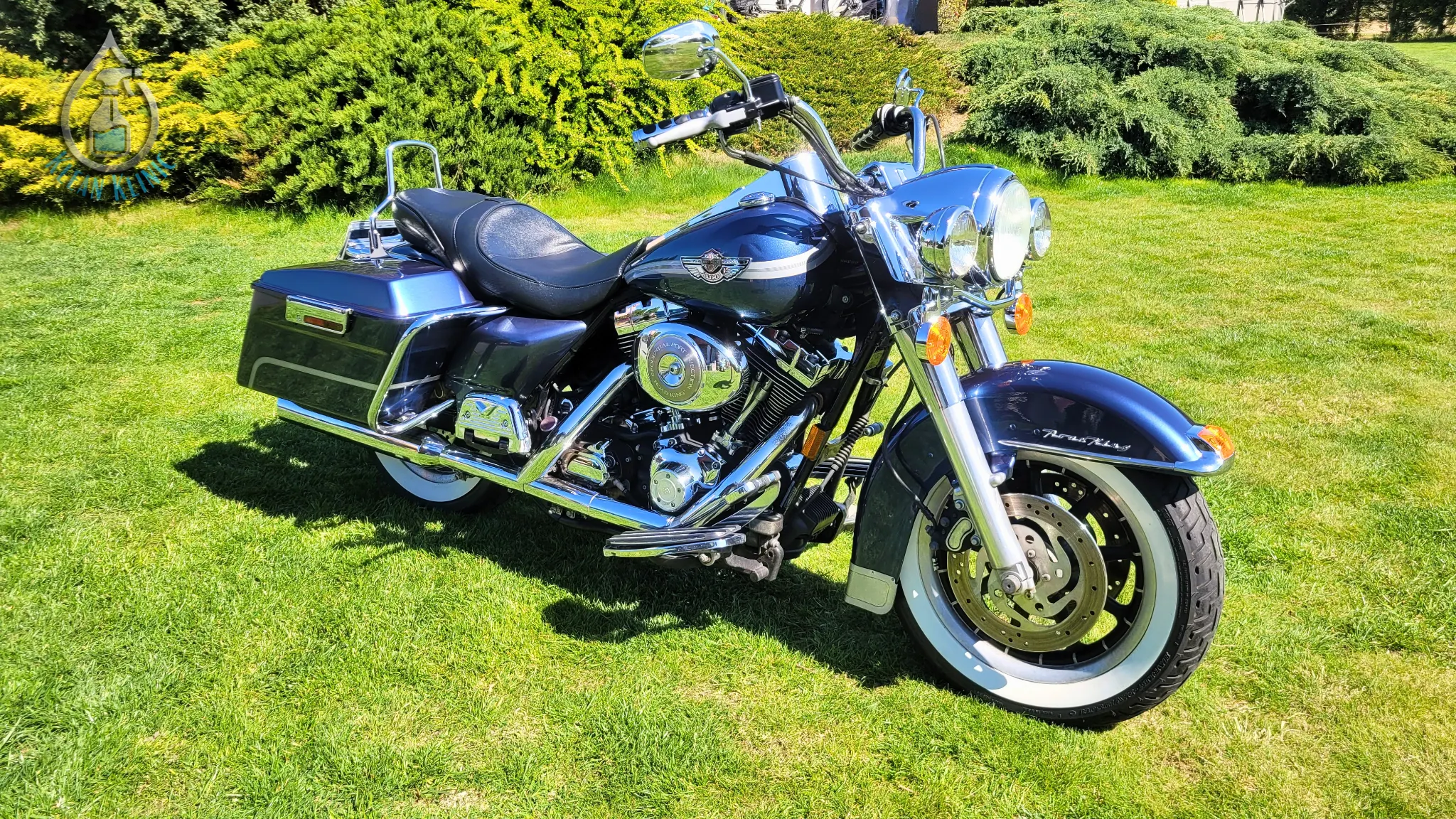 Czarny motocykl po czyszczeniu na trawie