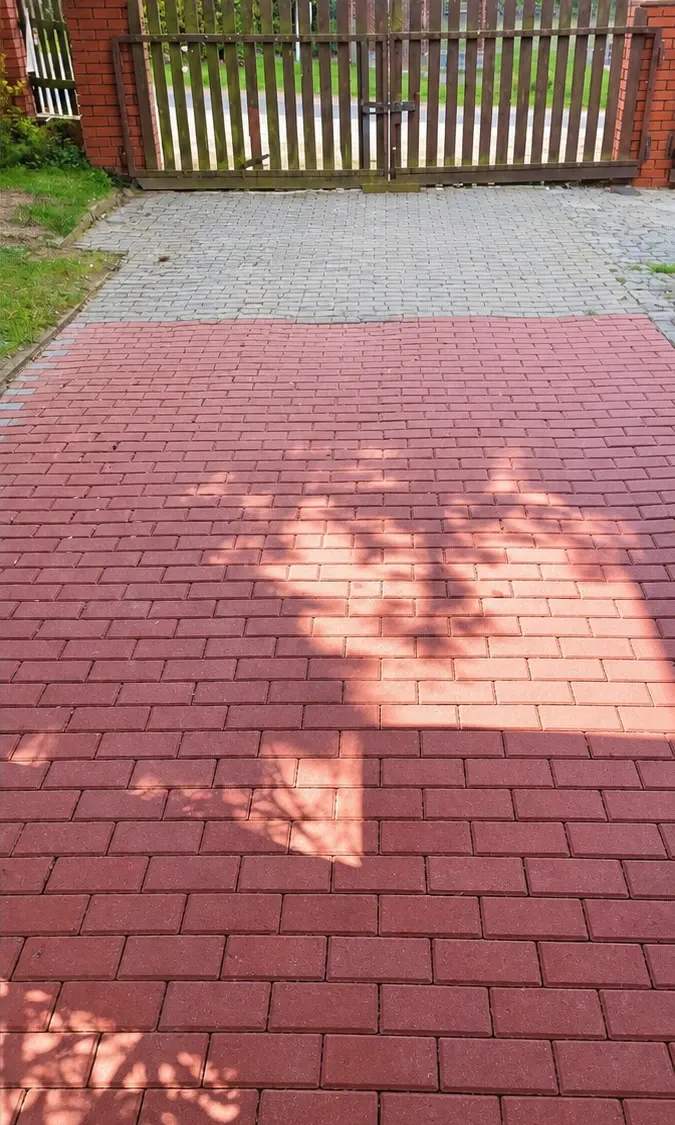 Kostka brukowa przy posesji po myciu