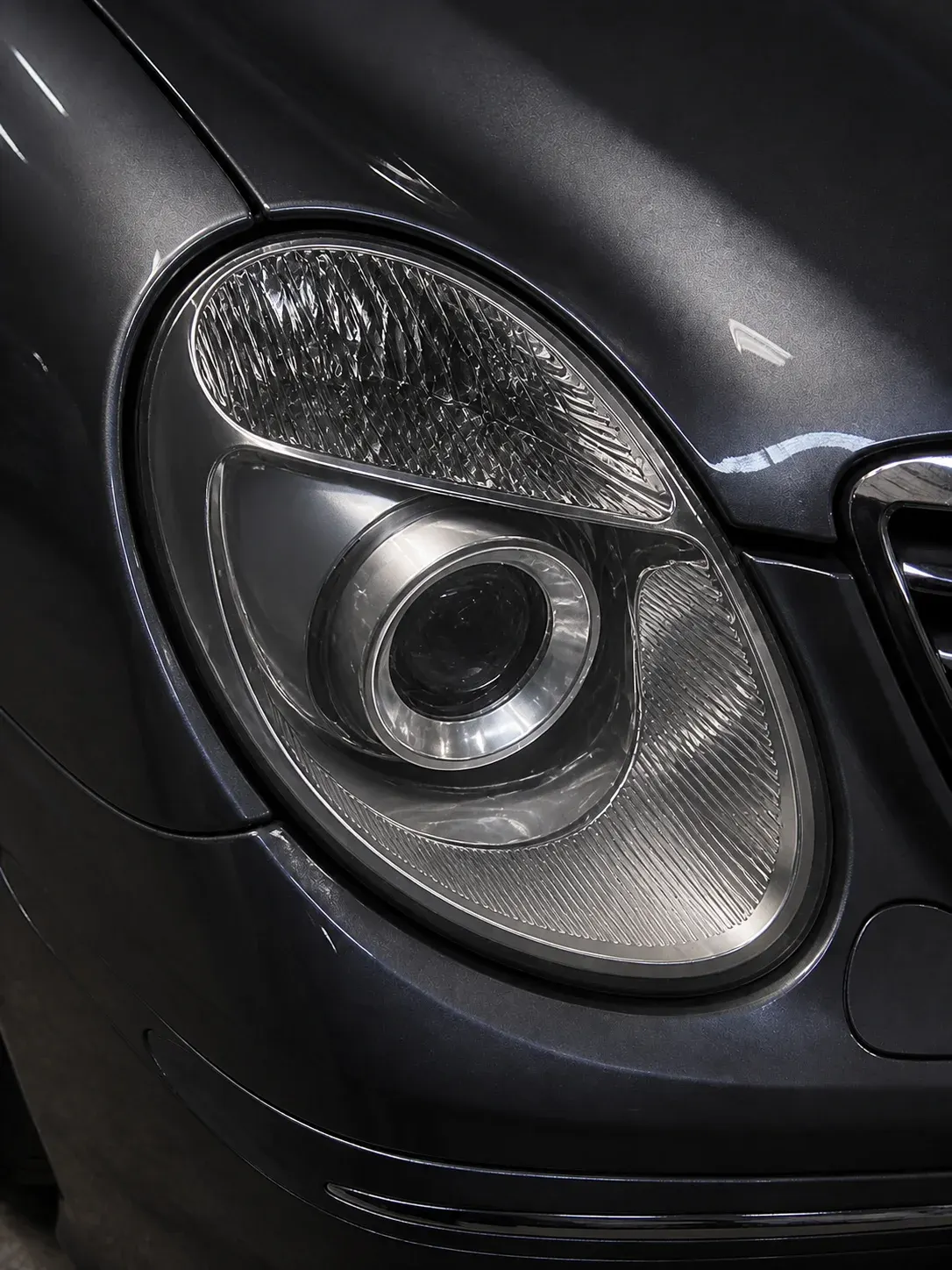 Przejrzysty reflektor Mercedesa po renowacji i zabezpieczeniu